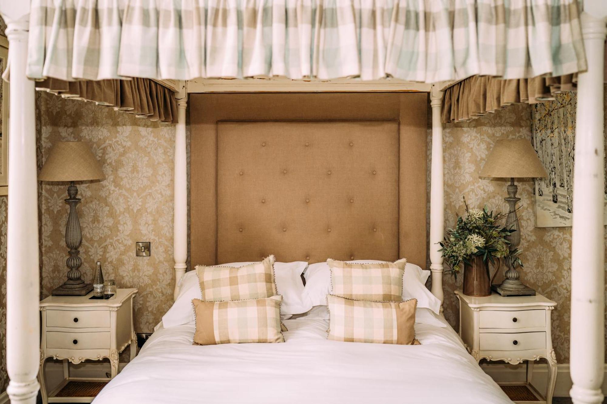 Falcon Manor Hotel سيتّل المظهر الخارجي الصورة